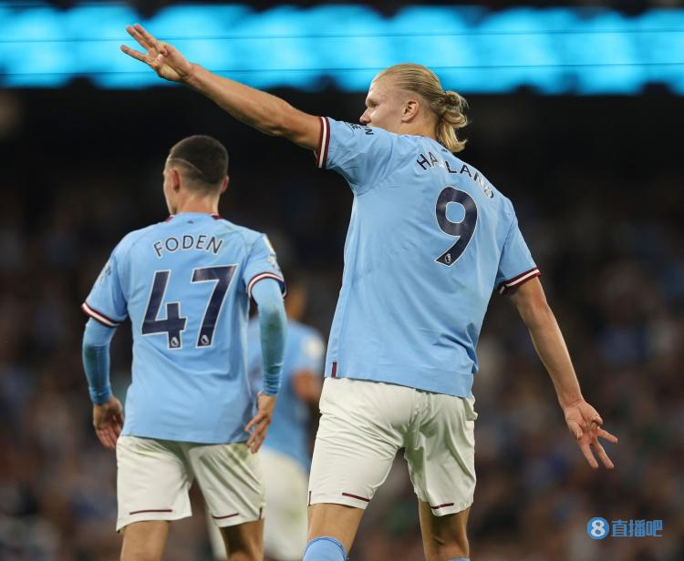 内马尔赛前牵着自己的女儿马维入场，之后还给女儿比心