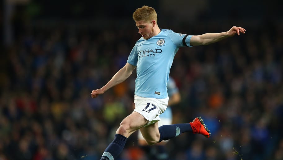 足球巴萨后防大将伤缺四周，主帅表情凝重（巴萨后防核心伤停四周，主帅神情严峻）