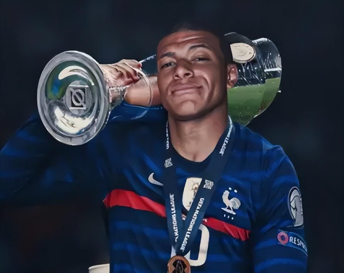 尤文官方：弗朗西斯科-孔塞桑当选队内10月最佳球员