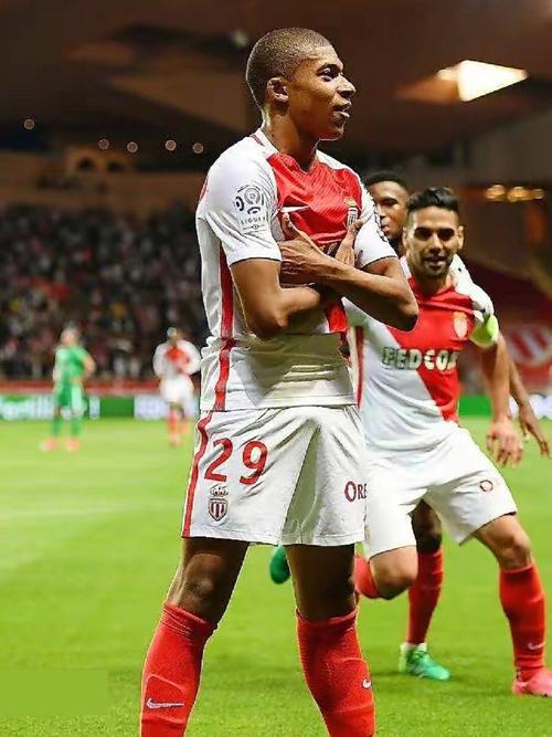 判若两队，武汉三镇前14轮5胜3平6负，后16轮1胜4平11负