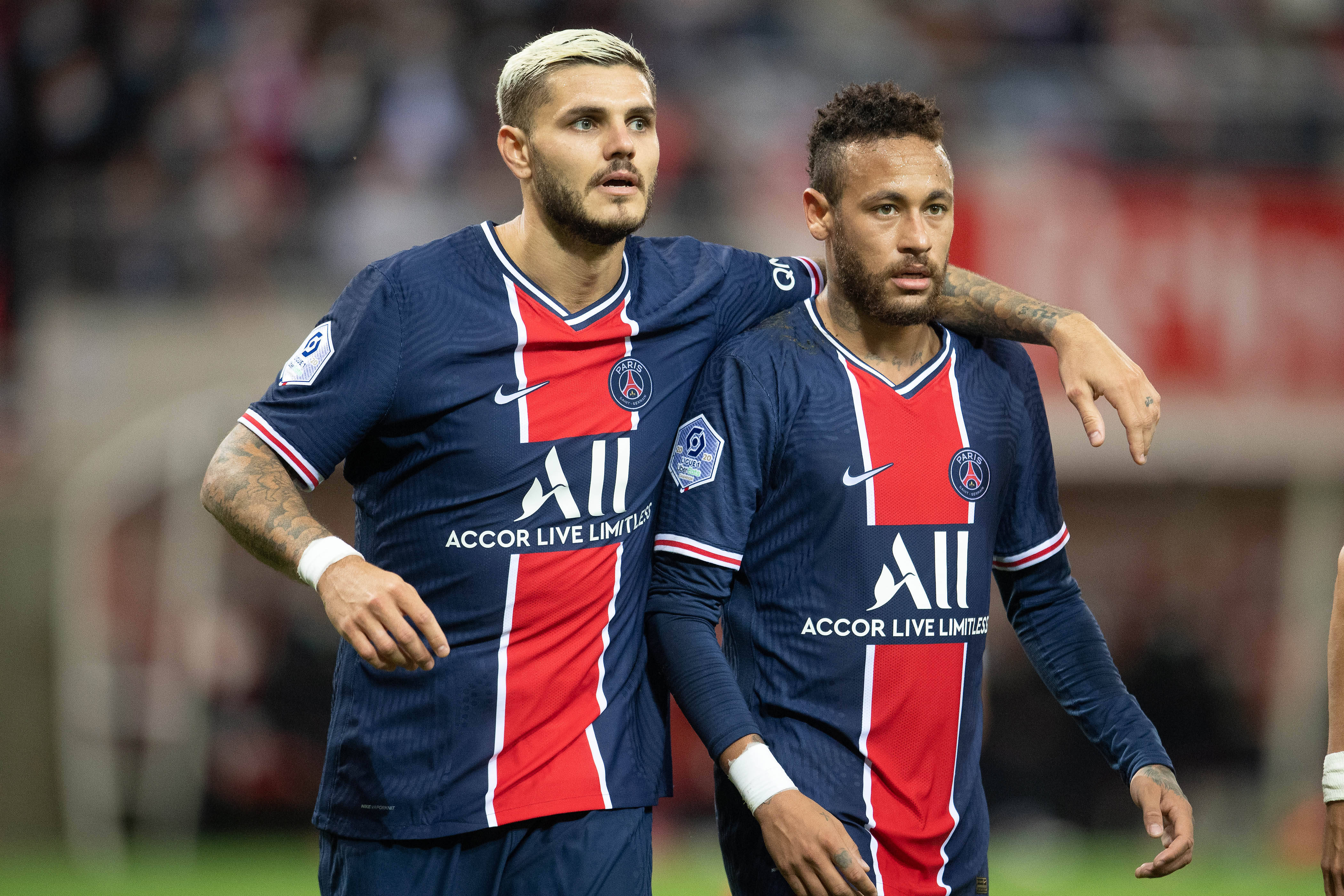 内马尔在桑托斯关键比赛中上演帽子戏法，助球队保级成功，展现坚韧与决心。