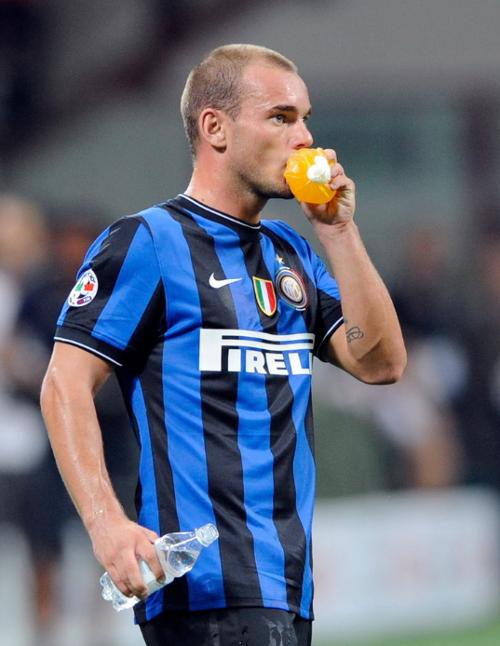 泪目！足协杯冠军奖杯被带回工体，放在已故球迷杨雪的座位旁（令人动容：足协杯冠军奖杯回归工体，安放在已故球迷杨雪的座位旁）