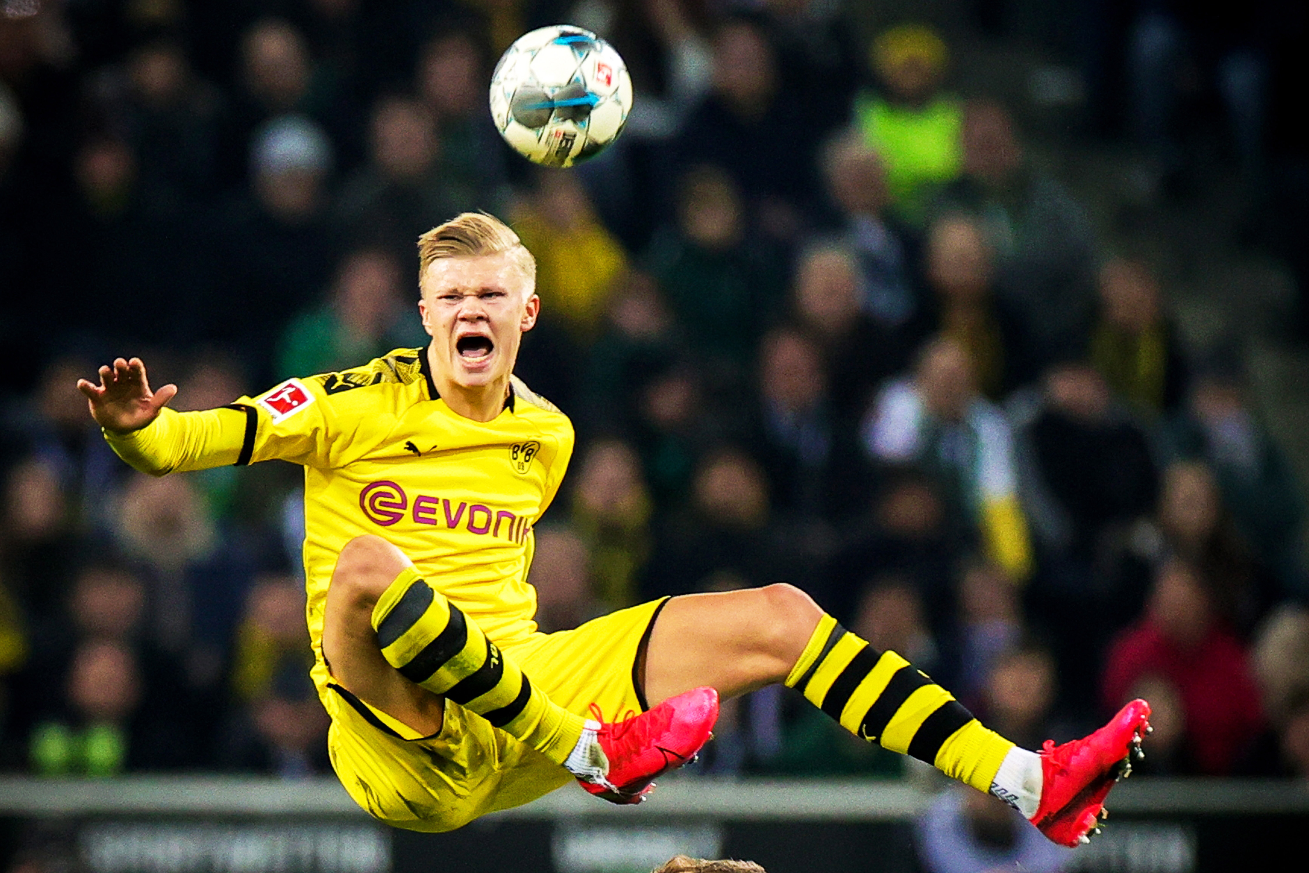 一家人整整齐齐！曼联官方晒25／26赛季合影：男女全队出镜（曼联发布25／26赛季全家福：男女一线队齐齐出镜）