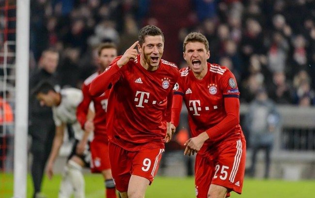 达成生涯400助里程碑，梅西赛后把球衣送给了看台上的父母