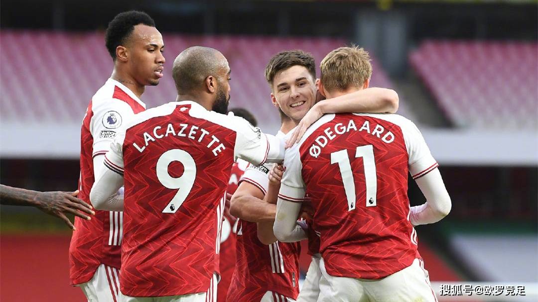 前锋连续助攻带动全队节奏