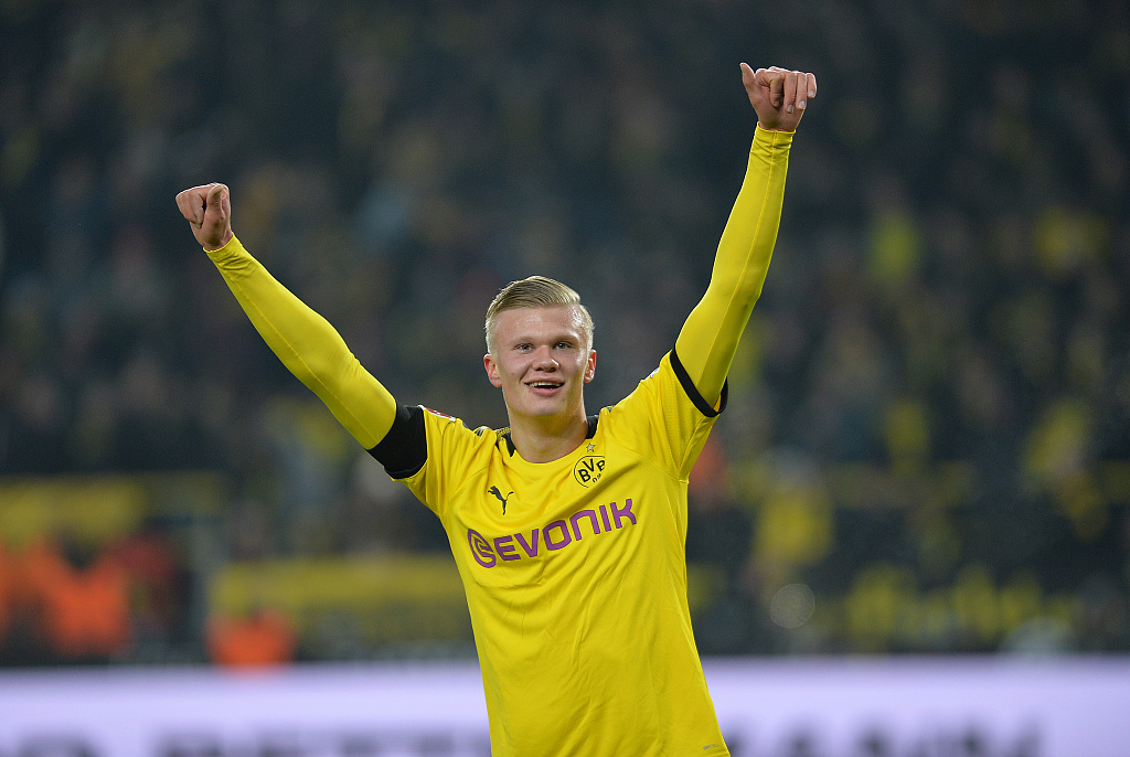 葡萄牙中场米德当选U17世界杯MVP，哈维为他颁奖